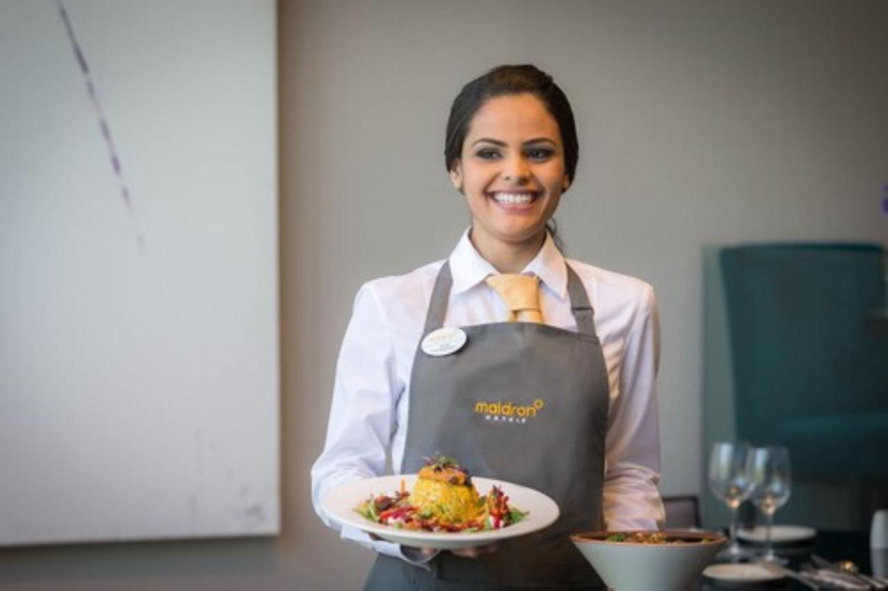 Maldron Hotel Manchester City Centre Exterior foto A waitress at Maldron