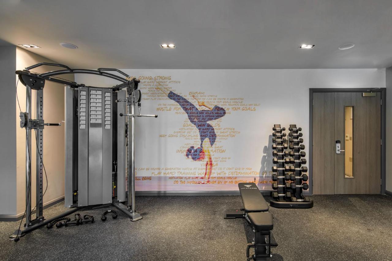 Maldron Hotel Manchester City Centre Exterior foto The word "Hustle" in a gym
